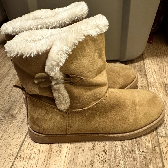 Faux Uggs - Picture 1 of 5